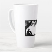 "Mensch, der unter einem Baum in ruhiger Silhouett Milchtasse (Linke Ecke)