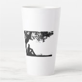"Mensch, der unter einem Baum in ruhiger Silhouett Milchtasse (Vorderseite)