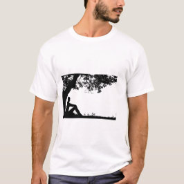 "Mensch, der unter einem Baum in ruhiger Silhouett T-Shirt