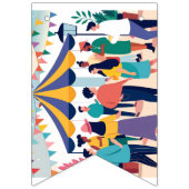 Mensch-Mingling-unter-einem-Kronleuchter-des-bunte Wimpelkette (Dritte Fahne)