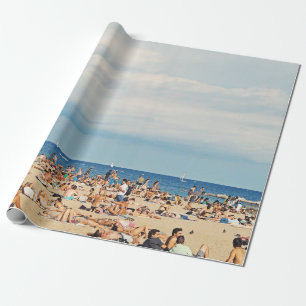 Menschen am braunen Sandstrand Geschenkpapier