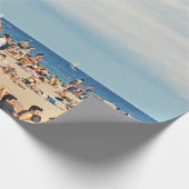 Menschen am braunen Sandstrand Geschenkpapier (Ecke)