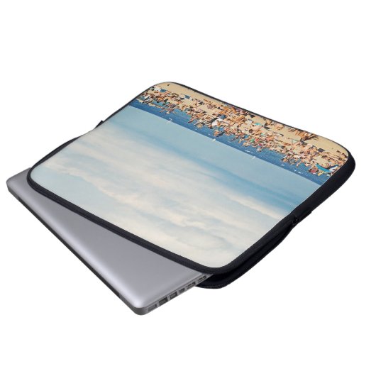 Menschen am braunen Sandstrand Laptopschutzhülle (Vorne Knopf)