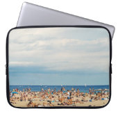 Menschen am braunen Sandstrand Laptopschutzhülle (Vorderseite)