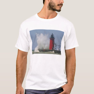 Menschen auf dem Steg beobachten große brechende W T-Shirt