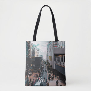 Menschen auf den Straßen der Stadt tagsüber Tasche