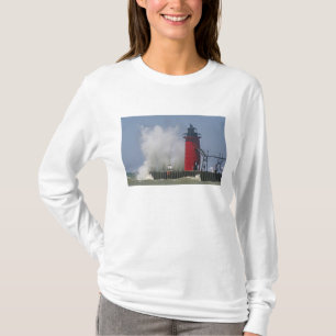 Menschen auf der Mole beobachten große brechende W T-Shirt
