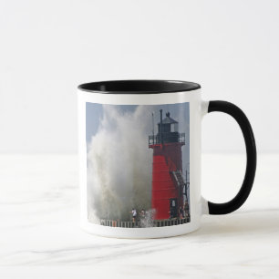 Menschen auf der Mole beobachten große brechende W Tasse