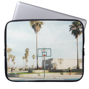 Menschen außerhalb des Basketballspielplatzes Laptopschutzhülle