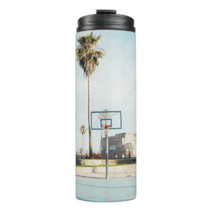 Menschen außerhalb des Basketballspielplatzes Thermosbecher
