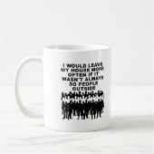 Menschen außerhalb des sonnigen Mugs Kaffeetasse (Links)