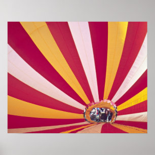 Menschen beim Füllen eines Heißluftballons, Fort C Poster