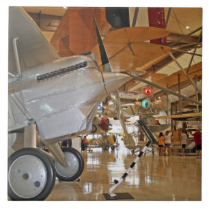 Menschen besuchen das National Museum of Naval Avi Fliese