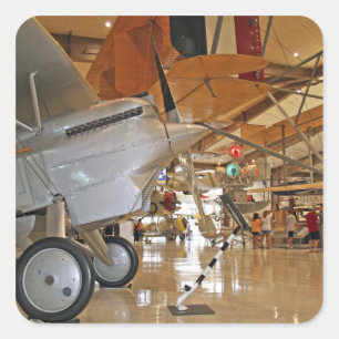 Menschen besuchen das National Museum of Naval Avi Quadratischer Aufkleber