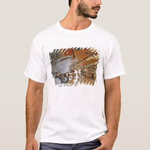 Menschen besuchen das National Museum of Naval Avi T-Shirt