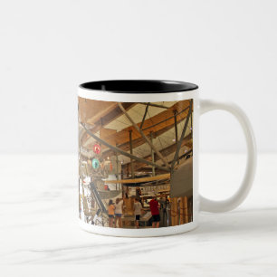 Menschen besuchen das National Museum of Naval Avi Zweifarbige Tasse