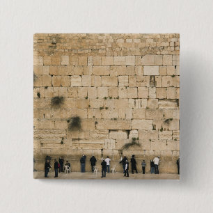 Menschen beten an der wütenden Mauer Button