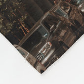 MENSCHEN, DIE AUF DER STRASSE IN DER NÄHE VON HOCH FLEECEDECKE (Ecke)