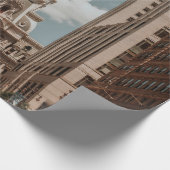 MENSCHEN, DIE AUF DER STRASSE IN DER NÄHE VON HOCH GESCHENKPAPIER (Ecke)