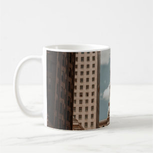 MENSCHEN, DIE AUF DER STRASSE IN DER NÄHE VON HOCH KAFFEETASSE