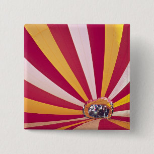 Menschen, die einen Heißluftballon füllen, Fort Co Button