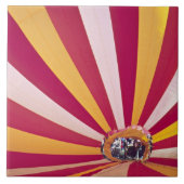 Menschen, die einen Heißluftballon füllen, Fort Co Fliese (Vorderseite)