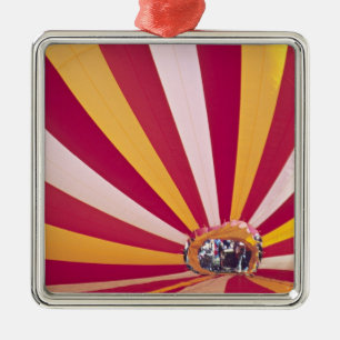 Menschen, die einen Heißluftballon füllen, Fort Co Ornament Aus Metall