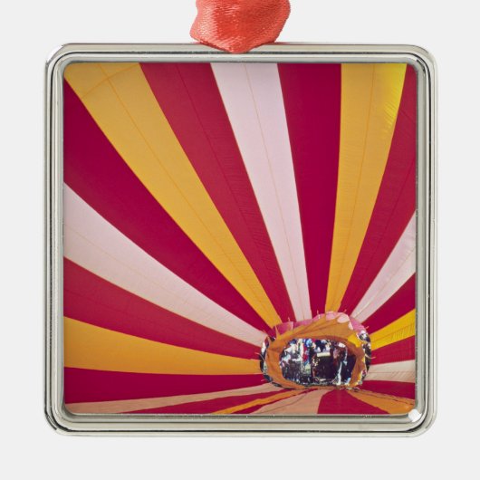 Menschen, die einen Heißluftballon füllen, Fort Co Ornament Aus Metall (Vorne)