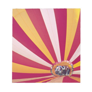 Menschen, die einen Heißluftballon füllen, Fort  Notizblock