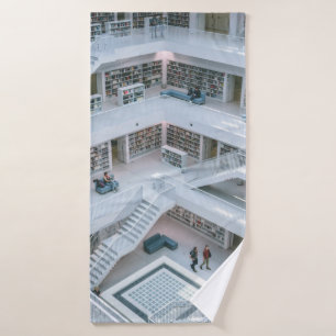 MENSCHEN, DIE INNERHALB DER BIBLIOTHEK GEHEN BADEHANDTUCH
