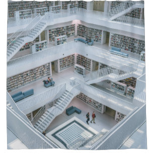 MENSCHEN, DIE INNERHALB DER BIBLIOTHEK GEHEN DUSCHVORHANG