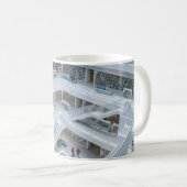 MENSCHEN, DIE INNERHALB DER BIBLIOTHEK GEHEN KAFFEETASSE (VorderseiteRechts)