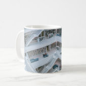 MENSCHEN, DIE INNERHALB DER BIBLIOTHEK GEHEN KAFFEETASSE (Vorderseite Links)