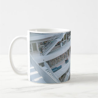 MENSCHEN, DIE INNERHALB DER BIBLIOTHEK GEHEN KAFFEETASSE