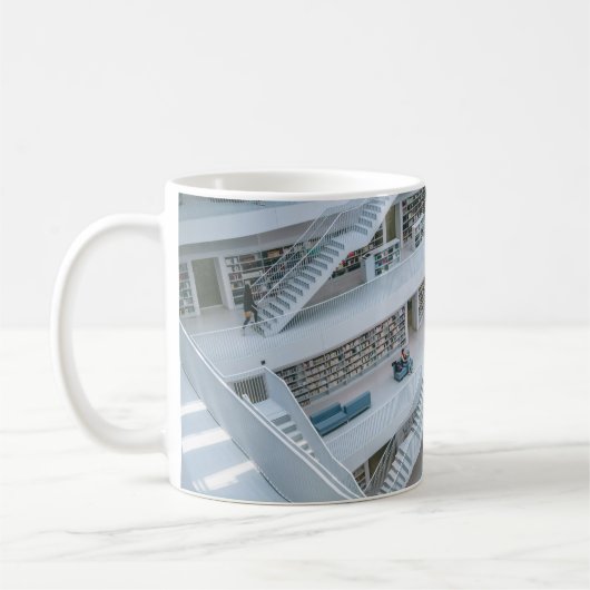 MENSCHEN, DIE INNERHALB DER BIBLIOTHEK GEHEN KAFFEETASSE (Links)