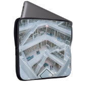 MENSCHEN, DIE INNERHALB DER BIBLIOTHEK GEHEN LAPTOPSCHUTZHÜLLE (Vorne Rechts)