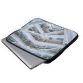 MENSCHEN, DIE INNERHALB DER BIBLIOTHEK GEHEN LAPTOPSCHUTZHÜLLE (Vorne Knopf)