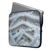 MENSCHEN, DIE INNERHALB DER BIBLIOTHEK GEHEN LAPTOPSCHUTZHÜLLE (Vorderseite Links)