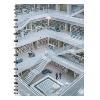 MENSCHEN, DIE INNERHALB DER BIBLIOTHEK GEHEN NOTIZBLOCK