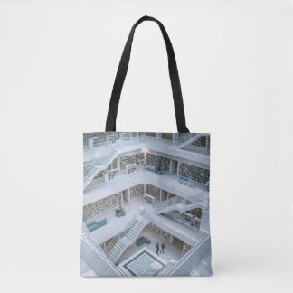 MENSCHEN, DIE INNERHALB DER BIBLIOTHEK GEHEN TASCHE