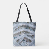 MENSCHEN, DIE INNERHALB DER BIBLIOTHEK GEHEN TASCHE (Rückseite)