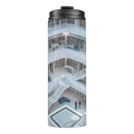 MENSCHEN, DIE INNERHALB DER BIBLIOTHEK GEHEN THERMOSBECHER (Vorderseite)