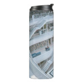 MENSCHEN, DIE INNERHALB DER BIBLIOTHEK GEHEN THERMOSBECHER (Nach links gedreht)