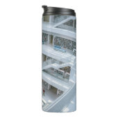 MENSCHEN, DIE INNERHALB DER BIBLIOTHEK GEHEN THERMOSBECHER (Nach rechts gedreht)