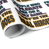 Menschen, die mich täglich tolerieren, sind Helden Geschenkpapier (Rolleneckpunkt)