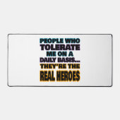Menschen, die mich täglich tolerieren, sind Helden Schreibtischunterlage (Vorderseite)