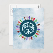 Menschen, die sich in einem Friedenssymbol um die Postkarte (Vorne/Hinten)