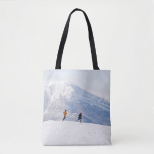Menschen, die Spaß haben und in den Bergen laufen Tasche