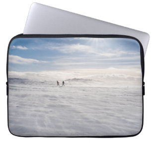Menschen, die über Schnee laufen, Island Laptopschutzhülle