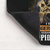 Menschen gehen weg Ein schwuler alter Mann wurde i Mousepad (Ecke)